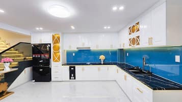 豪華公寓, 露台, 城市景 | 私人廚房 | 微波爐、廚房用具/餐具/器皿