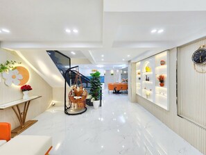 Habitación Deluxe, balcón, vista a la ciudad | Área de sala de estar