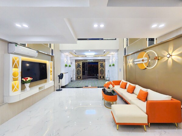 Departamento Deluxe, balcón, vista a la ciudad | Área de sala de estar