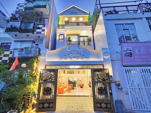 Vista frontal de la propiedad