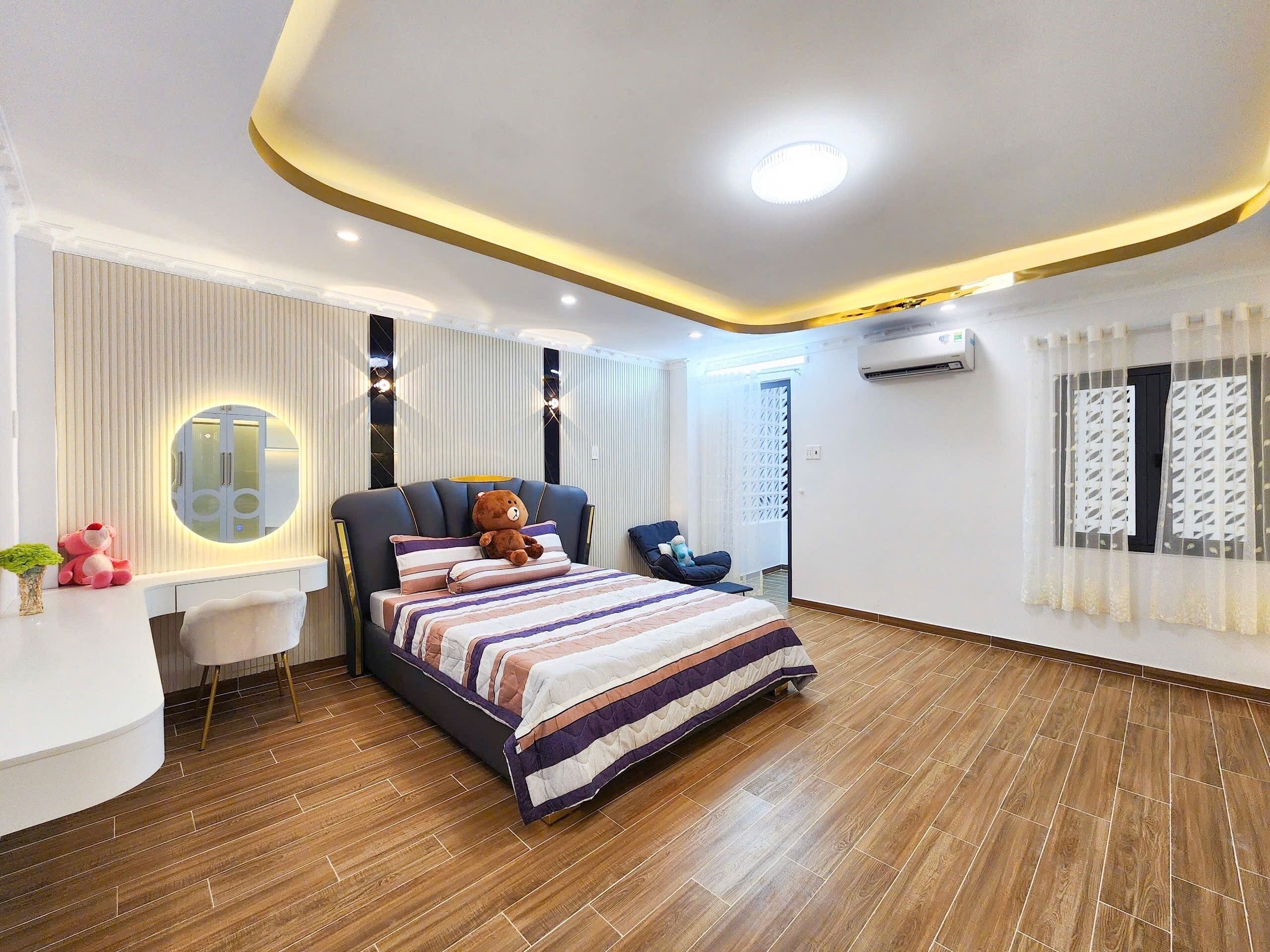 Un dormitorio moderno con una cama, un escritorio y una silla.