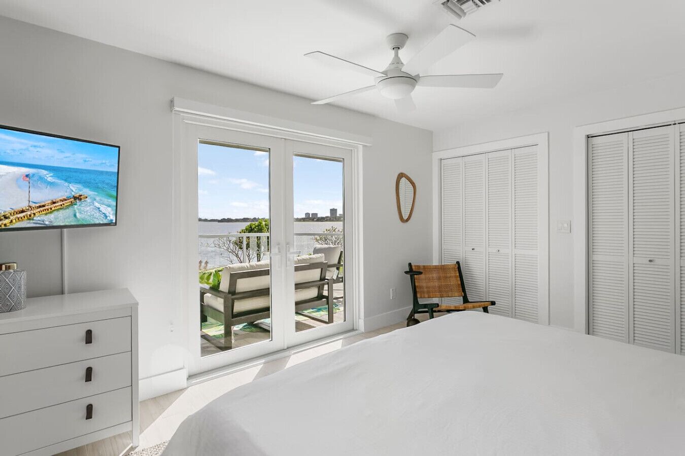 Skrivebord, strykejern/-brett, reiseseng for barn og wi-fi