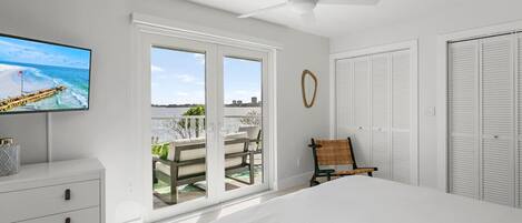 Skrivebord, strykejern/-brett, reiseseng for barn og wi-fi