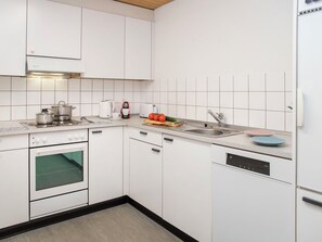 فرن، غسالة أطباق، كرسي للأطفال