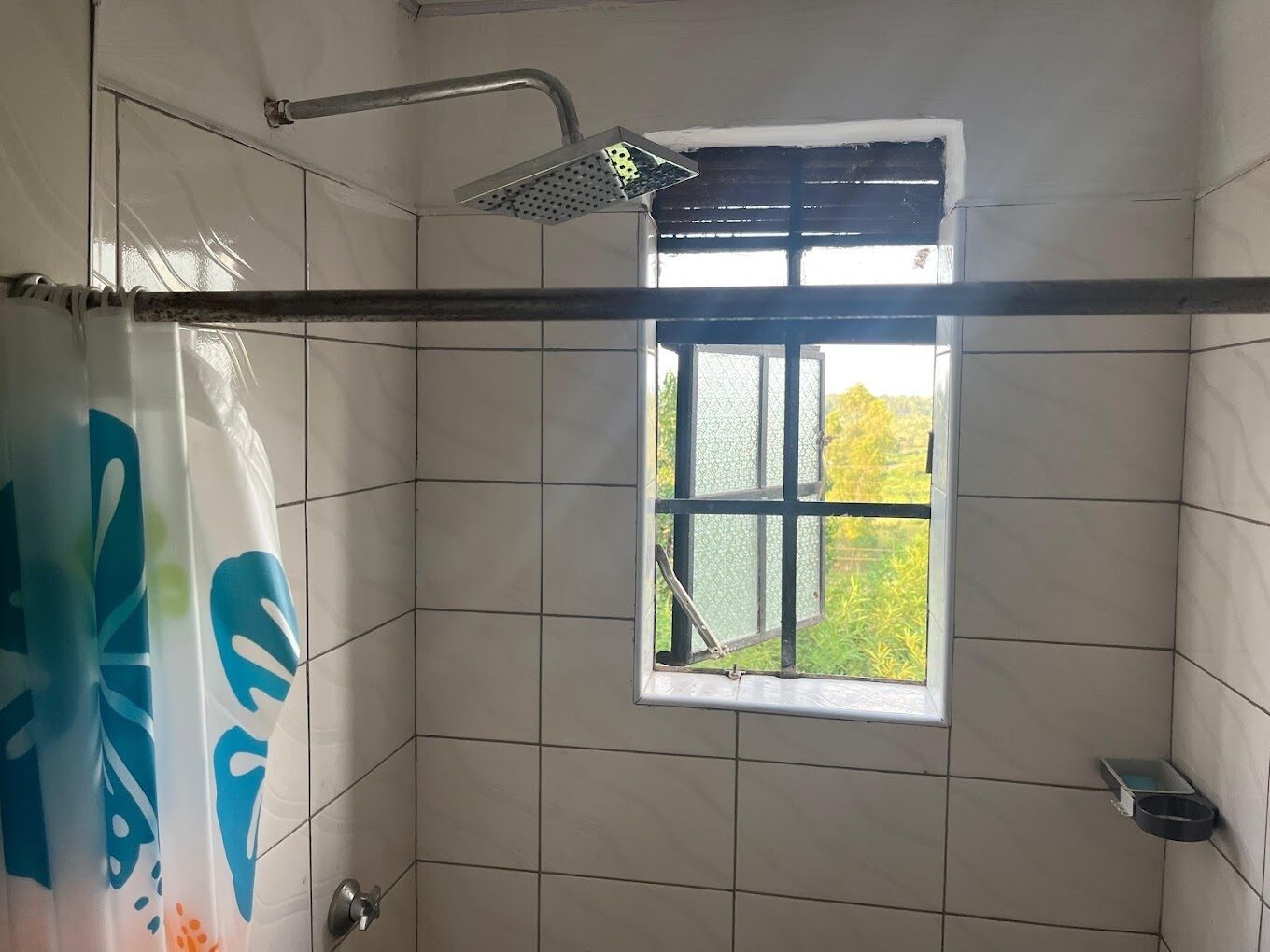 Quarto casal luxo, vista para o jardim | Banheiro | Chuveiro, chinelos, toalhas de banho, sabonete