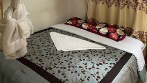 Un dormitorio con cama, dosel y cortinas.