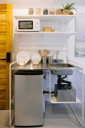 Desk, laptop workspace, free WiFi - Canopyproperties (Makati City)