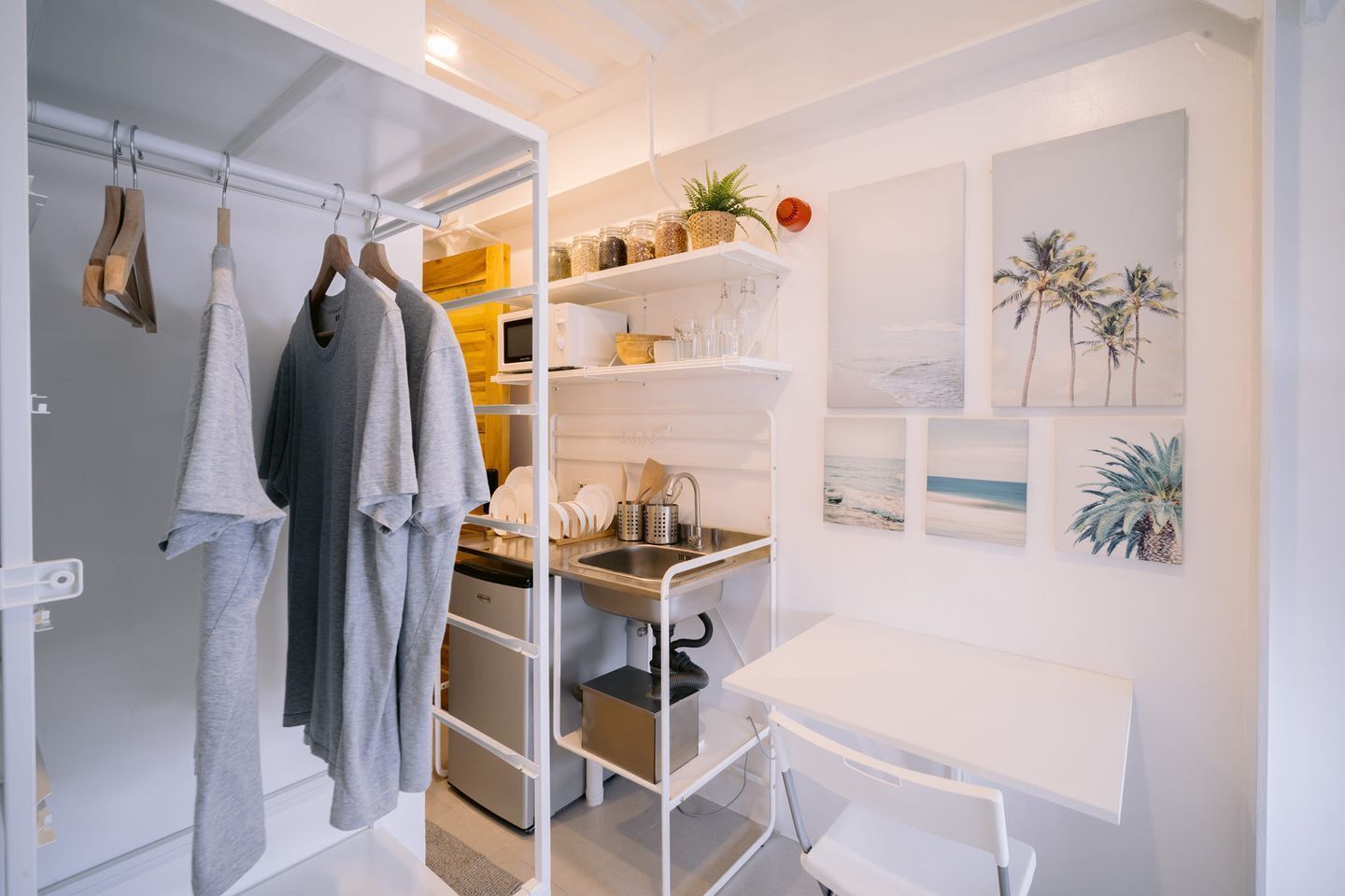 Una scrivania, postazione laptop, Wi-Fi gratuito