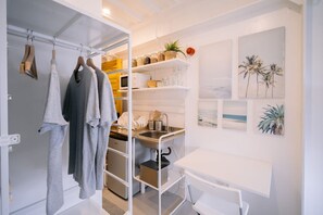 Desk, laptop workspace, free WiFi - Canopyproperties (Makati City)