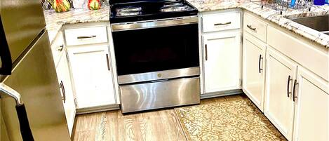 Four à micro-ondes, un four, surface de cuisson, lave-vaisselle