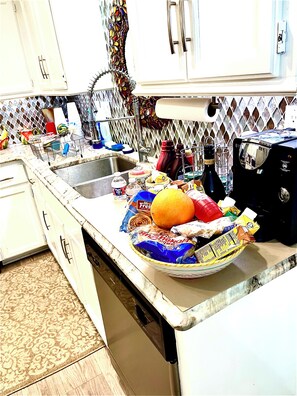 Microwave, oven, stovetop, dishwasher - Charming 1-bedroom condo in marvelous Spartanburg with AC (Spartanburg)