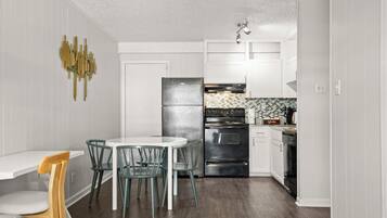 Geladeira, micro-ondas, fogão, cooktop