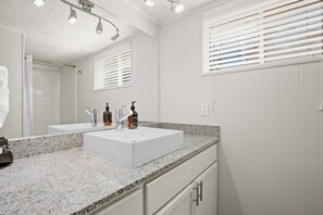 Hair dryer, towels, soap, shampoo - Cozy Studio Walk to UT & Moody 7 Min to ACL (Austin)
