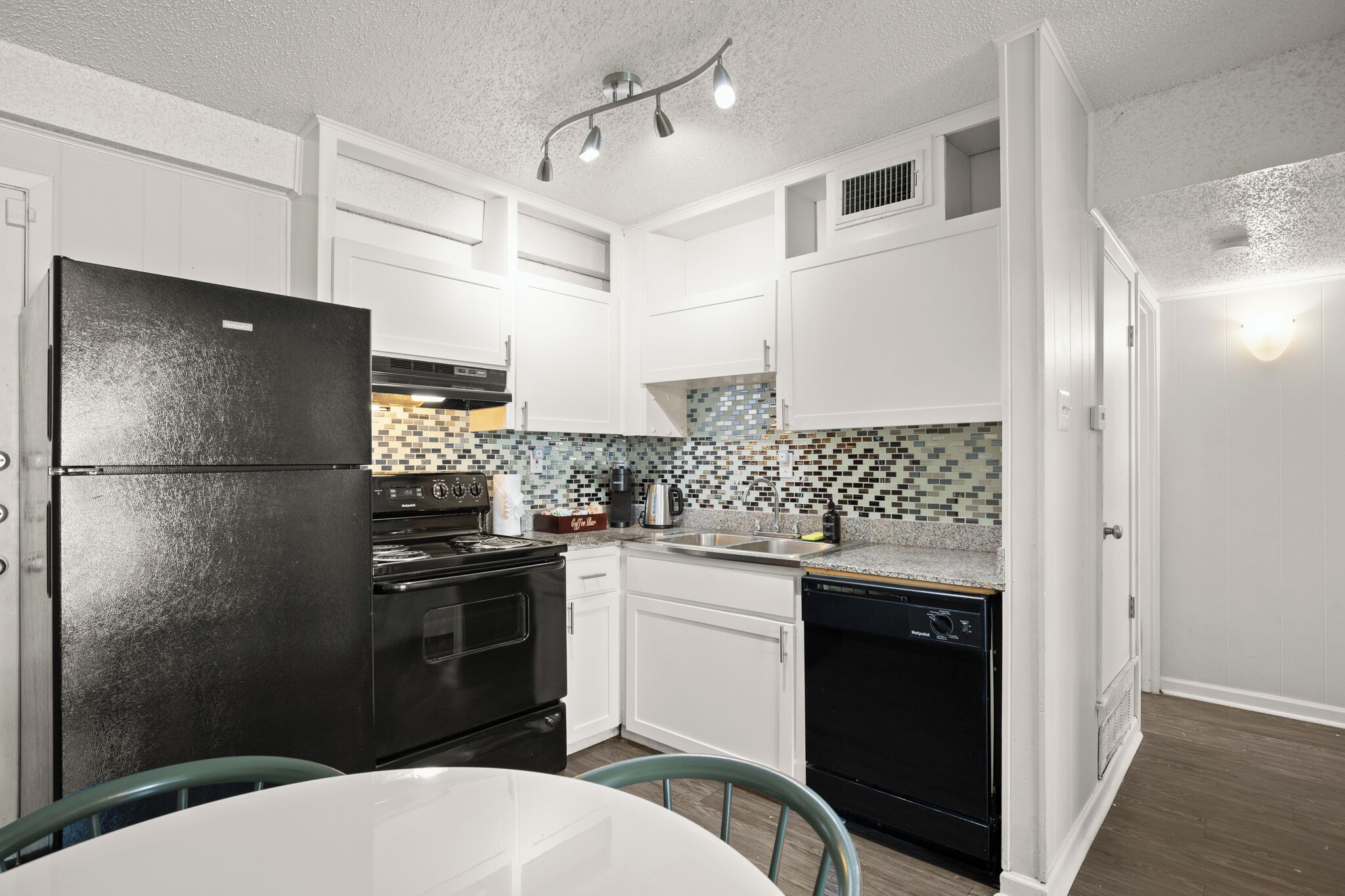 冰箱、微波炉、烤箱、炉灶