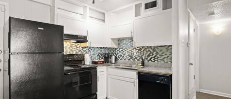 Køleskab, mikrobølgeovn, ovn, kogeplade