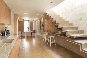 Villa Deluxe, piscine privée, vue piscine | Cuisine privée | Réfrigérateur, micro-ondes, plaque de cuisson, bouilloire électrique