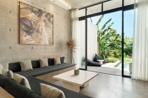 Villa Deluxe, piscine privée, vue piscine | Coin séjour | Télévision à écran plat de 32 pouces avec chaînes numériques
