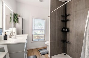 Dusche, Haartrockner, Handtücher, Seife