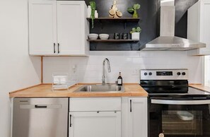 Mikrobølgeovn, ovn, kokeplater og oppvaskmaskin