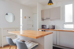 Réfrigérateur, micro-ondes, four, plaque de cuisson