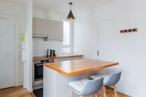 Réfrigérateur, micro-ondes, four, plaque de cuisson