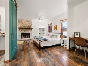 8 bedrooms, iron/ironing board, WiFi, bed sheets - Castle Experience!  Peacocks, Sauna, Pool/Hot Tub, Creek with swimming hole (Marble Falls)