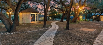 Castle Experience! ★Peacocks ★Sauna ★Pool/Hot Tub ★Creek with swimming hole