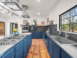 Microwave, oven, stovetop, dishwasher - Castle Experience!  Peacocks, Sauna, Pool/Hot Tub, Creek with swimming hole (Marble Falls)