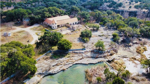 Castle Experience!  Peacocks, Sauna, Pool/Hot Tub, Creek with swimming hole