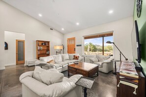 Télévision, baby-foot, table de tennis de table, espaces bureaux