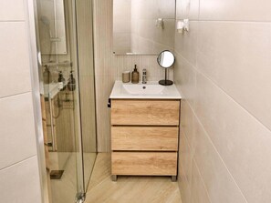 Shower, hair dryer, towels