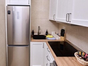 Kjøleskap, mikrobølgeovn, ovn og oppvaskmaskin