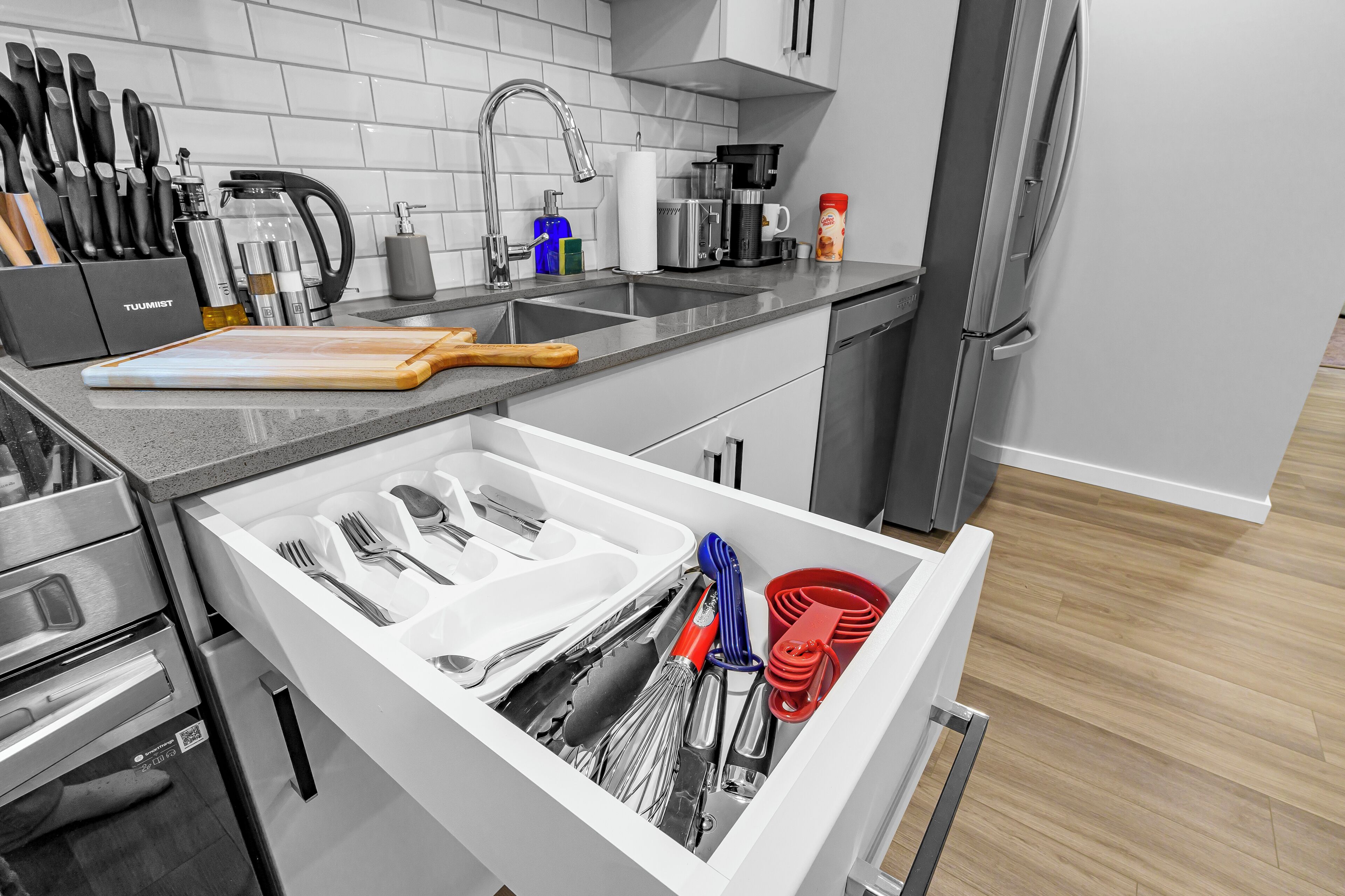 冷蔵庫、電子レンジ、オーブン、コンロ