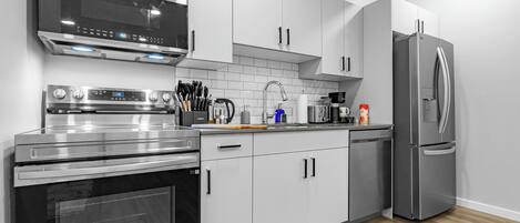 Réfrigérateur, micro-ondes, four, plaque de cuisson