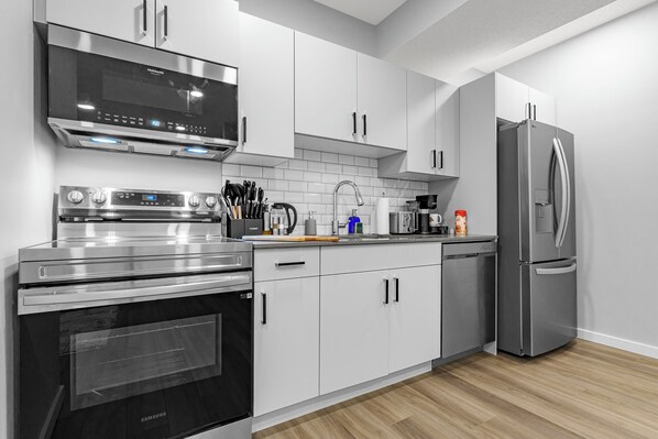 Kühlschrank, Mikrowelle, Ofen, Herdplatte