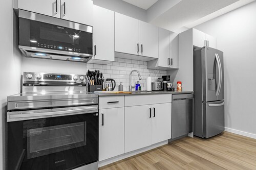 Lux Private Suite • Large Smart TV • 9 mins to Airport • Fully Stocked!