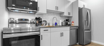 Lux Private Suite • Large Smart TV • 9 mins to Airport • Fully Stocked!