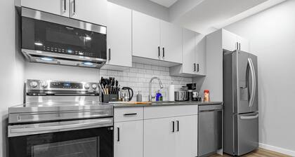 Lux Private Suite • Large Smart TV • 9 mins to Airport • Fully Stocked!