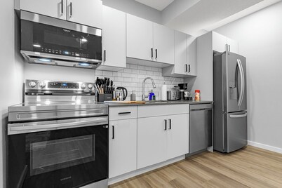 Lux Private Suite • Large Smart TV • 9 mins to Airport • Fully Stocked!