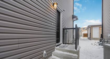 Lux Private Suite âą Large Smart TV âą 9 mins to Airport âą Fully Stocked!