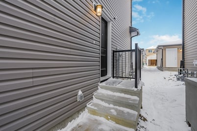 Lux Private Suite • Large Smart TV • 9 mins to Airport • Fully Stocked!