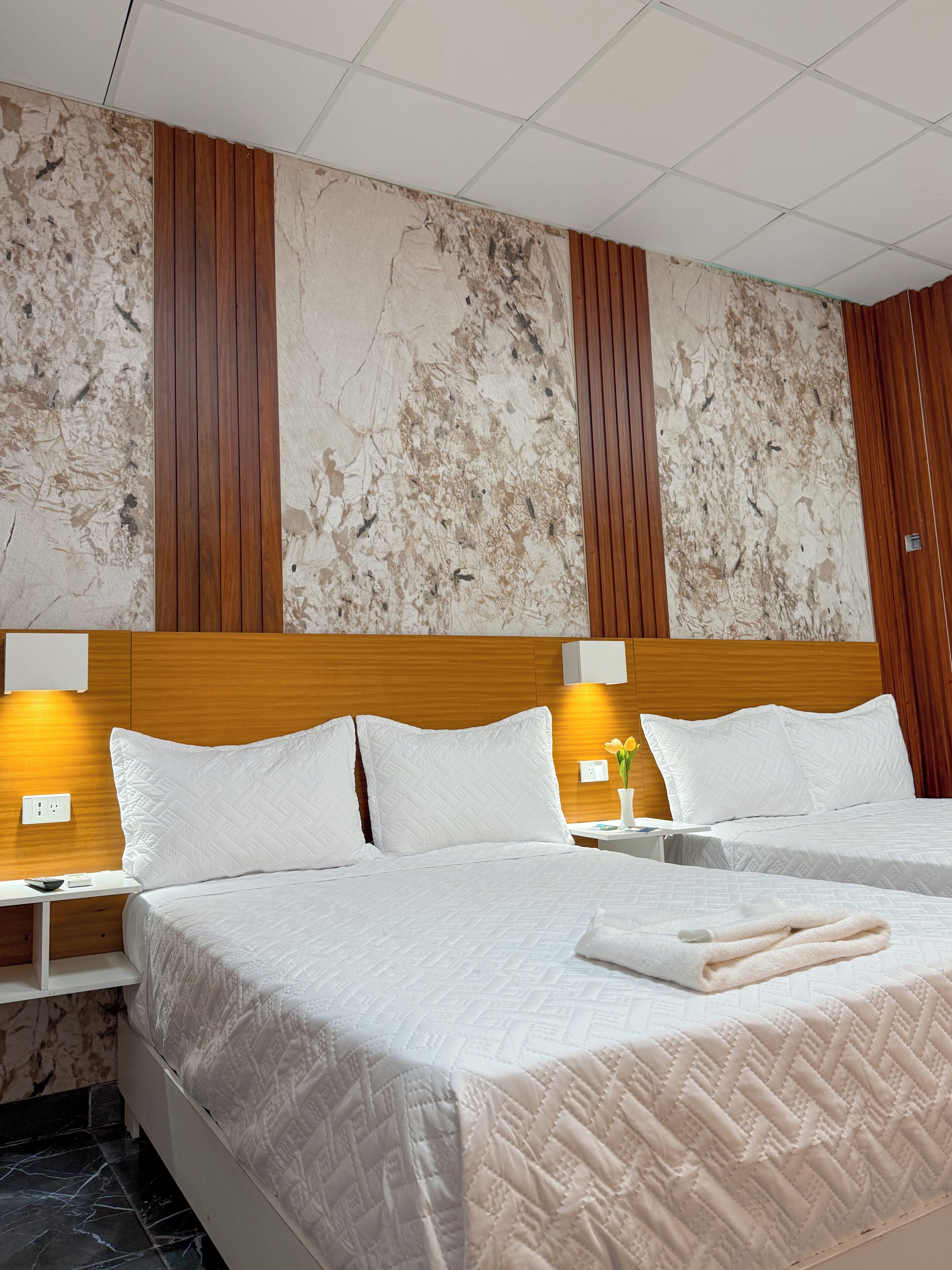 Espacio para trabajar con laptop y wifi gratis 