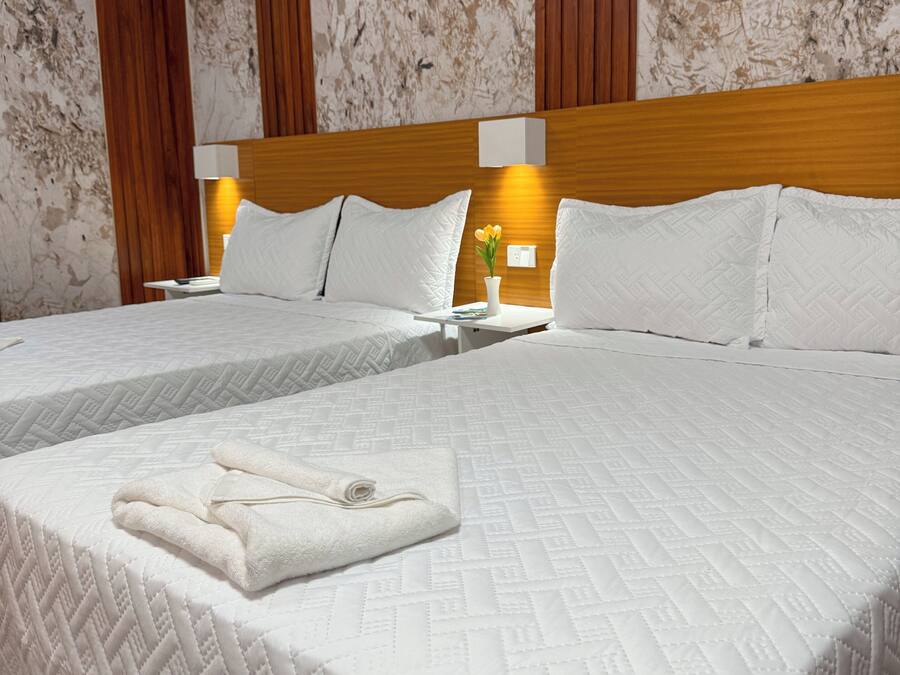 Habitación familiar | Espacio para trabajar con un portátil y wifi gratis