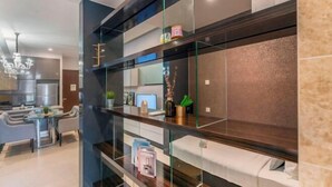 Un interior moderno con zona de cocina, comedor y sala de estar con sofá y mesa de centro.