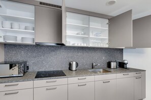 Réfrigérateur, micro-ondes, four, plaque de cuisson