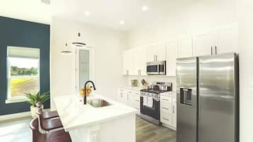 Een koelkast, een magnetron, een oven, een kookplaat