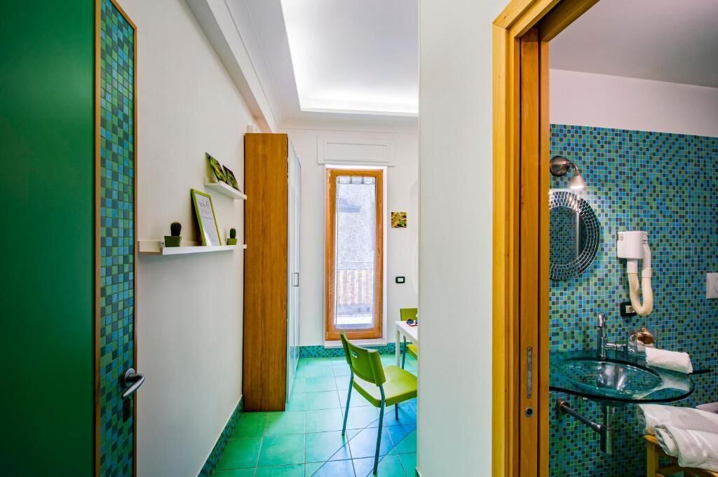 Deluxe Room, Balcony, City View | Bathroom | Hair dryer, towels, soap, shampoo