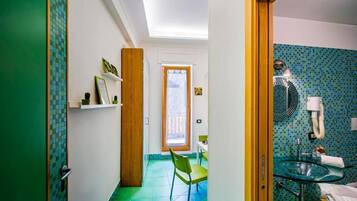 Deluxe Room, Balcony, City View | Bathroom | Hair dryer, towels, soap, shampoo