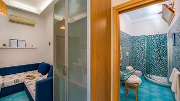 Junior suite | Woonruimte | Een 36-inch flatscreentelevisie met digitale zenders