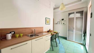 Deluxe-Zimmer, Balkon, Stadtblick | Eigene Kochnische | Mini-Kühlschrank, Wasserkocher